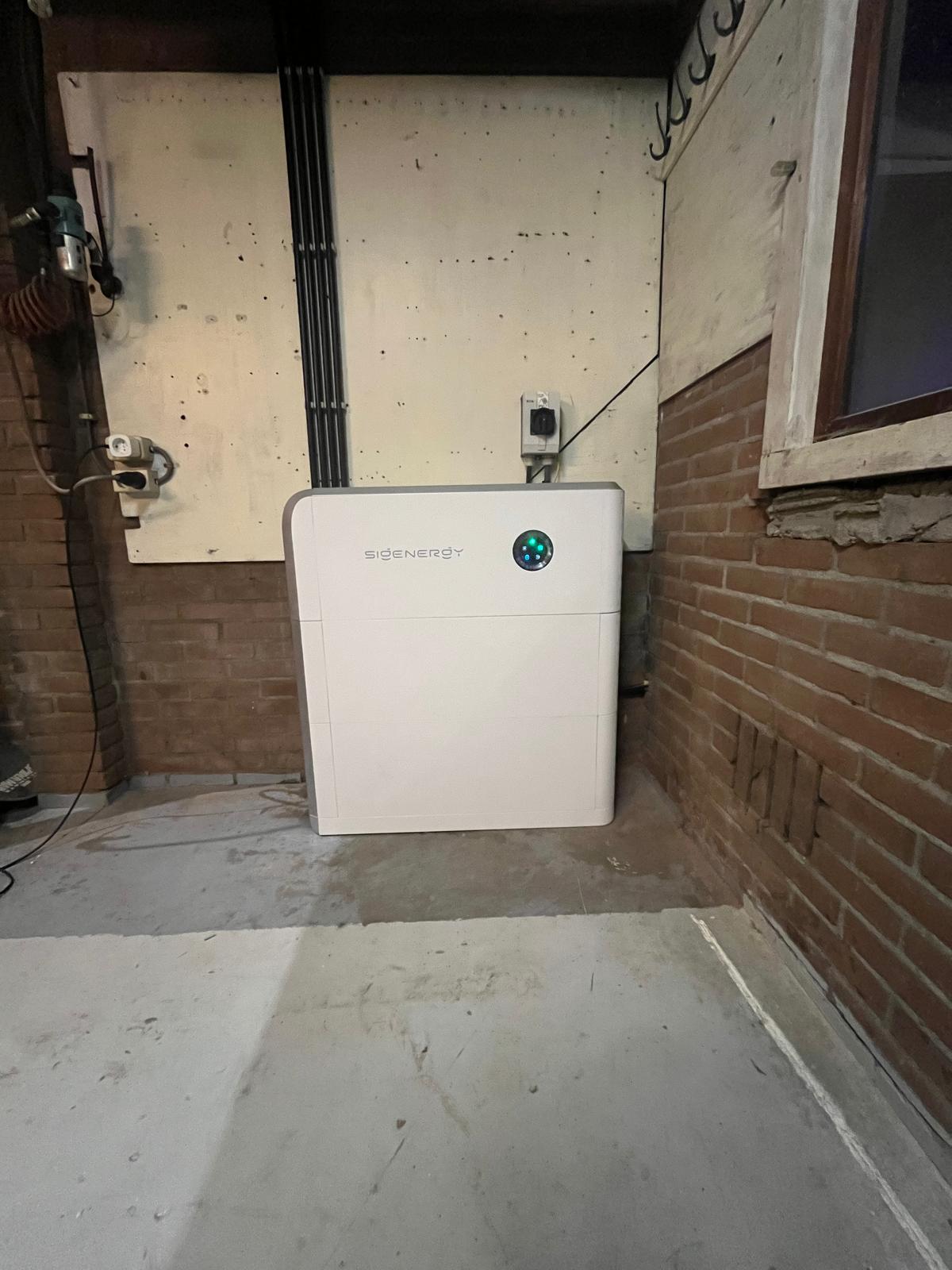 Sigenergy thuisbatterij met omvormer in kelder