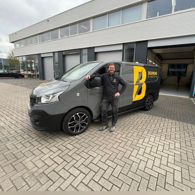 Sjors Bouwens bij de bedrijfsbus van Bouwens Elektro